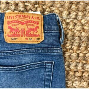 569 Levi’s Men’s Jeans Loose Straight (36x32)